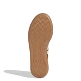 Championes urbanos Adidas modelo Barreda Decode, color marrón con detalles en rosado claro. Presentan una combinación de gamuza y material sintético, con las icónicas tres tiras laterales y suela de goma traslúcida.
