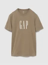 Remera Gap de manga corta y cuello redondo, color marrón topo, con el logo de la marca estampado en gran tamaño en el centro del pecho.