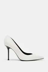 Zapato de tacón alto fino color blanco con efecto craquelado, escote en pico y acabado en punta fina.