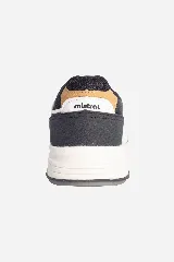 Zapatillas casuales color gris claro con detalles en gris oscuro y blanco. Confeccionadas en cuero y nylon, con suela de goma y logo en grifa de cuero.