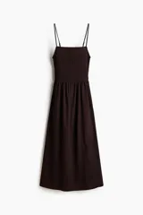 Vestido midi marrón con efecto arrugado, escote cuadrado, breteles finos ajustables y cuerpo elástico en punto smock. Presenta costura fruncida en la cintura y falda con vuelo.