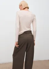 Chaleco de punto de corte recto, con cuello barco y diseño sin mangas.