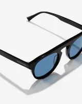 Gafas de sol unisex Hawkers, con montura negra y lentes azules.