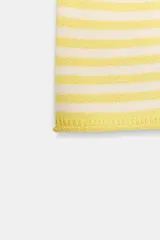 Shorts de punto a rayas horizontales en tonos amarillo y blanco, con cintura elástica.