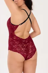 Body de encaje elastizado color borgoña, con breteles elásticos regulables cruzados en la espalda y broche en la entrepierna con fundillo de algodón.