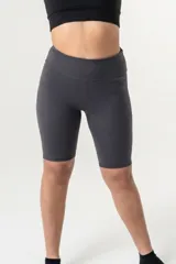 Biker deportiva de tiro alto color gris, confeccionada con tela técnica con fibra LYCRA® XTRA LIFE™. Presenta una faja abdominal de doble tela y elástico en la cintura para mayor ajuste y soporte.