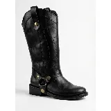 Bota de caña alta estilo western, confeccionada en cuero negro. Presenta un diseño con costuras decorativas, tiradores laterales con remaches metálicos y una correa ajustable con argolla y remaches en la zona del tobillo.