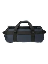 Bolso de viaje RKF color azul navy, fabricado en poliéster reciclado resistente al agua. Cuenta con amplio compartimento principal, múltiples bolsillos con cierre impermeable, asas de mano y correas ajustables para llevar como mochila.