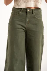 Pantalón wide leg de tiro medio en color verde oliva, confeccionado en tejido de algodón con mezcla de poliéster, liocel y elastano. Presenta diseño de cinco bolsillos, cierre frontal con botón y cremallera, y costuras a tono.