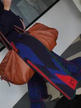 Bufanda grande de punto con estampa geométrica inspirada en diseños Navajo, en combinación de tonos azul, rojo y verde.