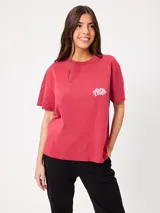 Remera de algodón con efecto tie-dye color rojo, corte holgado y estampa grande en la espalda de diseño psicodélico y playero con la marca Rusty.