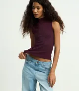 Blusa musculosa básica de color bordó, con cuello alto y diseño sin mangas, de corte ajustado al cuerpo.