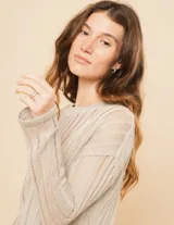 Sweater blanco de algodón con escote redondo, manga larga y calado en punto desagujado.