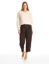 Pantalón de vestir marca Elie Tahari con silueta fluida, diseño de pinzas frontales, bolsillos laterales funcionales y corte wide leg al tobillo.