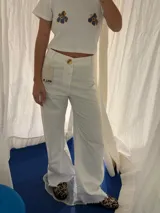 Pantalón de jean rosa de corte recto.