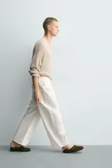 Jeans wide fit de color blanco, confeccionados en denim de algodón rígido, con corte relajado, tiro medio y diseño de cinco bolsillos.