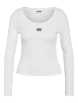 Camiseta de manga larga en tejido acanalado color blanco, con cuello redondo y ajuste al cuerpo. Presenta un pequeño logo bordado en el centro del pecho.