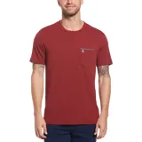 Remera de hombre de manga corta, color ladrillo, confeccionada en algodón suave y liviano. Presenta cuello redondo y bolsillo en el pecho con borde en chambray y logo bordado de pingüino.