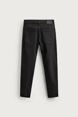 Jeans skinny cropped fit de corte ajustado y tiro medio, con diseño de cinco bolsillos y efecto lavado.