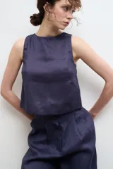Blusa tipo musculosa color azul, de lino, con corte amplio y breteles gruesos.