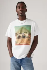 Remera blanca de algodón con estampa frontal de carros cubiertos y el texto "all over the west they wear" y "Levi Strauss & Co.".