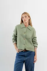 Chaqueta corta tipo blazer color marrón, confeccionada en tela de lana afieltrada. Tiene cuello camisero, silueta cuadrada, cierre frontal con botones y bolsillos delanteros.