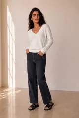 Sweater de tejido de punto color negro, con escote en V y mangas largas.