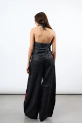Top de lycra estampado de corte al cuello y ajuste elástico.