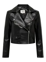 Campera biker negra de cuero sintético, de corte corto, con cierre frontal asimétrico, solapas con botones a presión y un bolsillo frontal con solapa.