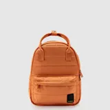 Mochila urbana de diseño acolchado en color negro, con compartimento principal y bolsillo frontal con cierre. Cuenta con asas superiores de mano y correas ajustables acolchadas. Incluye compartimento interior para notebook de 13 pulgadas y detalle de logo de la marca en la parte inferior.