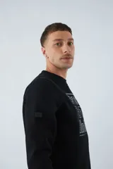 Buzo negro de felpa con cuello redondo, puños y mangas largas. Presenta un estampado con la frase "break the limits" y logo en goma.