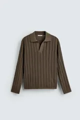 Polo de punto color marrón oscuro, de calce regular, con cuello solapa y abertura frontal en V. Presenta tejido con trencitas verticales.
