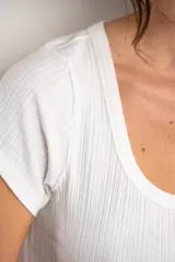 Top blanco de morley con mangas cortas y escote redondo amplio.