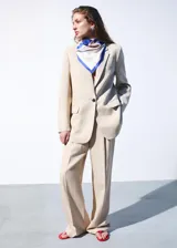 Pantalón de vestir de tiro medio, corte recto y largo, confeccionado en mezcla de lino y viscosa. Cuenta con trabillas en la cintura, dos bolsillos laterales y cierre frontal con gancho y cremallera.