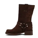 Botas de caña media color marrón de gamuza, con taco bajo y correa con hebilla y tachas plateadas alrededor del tobillo.