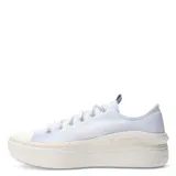 Championes Converse modelo Chuck Taylor All Star Move, de plataforma liviana y diseño de caña baja. Presentan una capellada de lona en color celeste claro, con suela de goma con efecto moteado y cordones jaspeados.