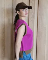 Chaleco de punto de algodón con diseño de estrella grande en la espalda. Presenta un corte holgado, cuello redondo y terminaciones en tejido acanalado en contraste de color.