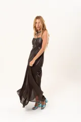 Vestido largo de escote cuadrado y tirantes finos. Presenta un diseño de dos texturas: cuerpo superior en tela engomada estructurada y falda inferior en gasa con sutil transparencia.