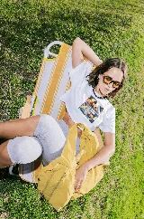 Bolso deportivo tipo duffel bag de nylon color verde oliva, con asas de mano y correa ajustable para llevar al hombro.