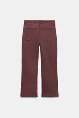Jeans de tiro alto con cinco bolsillos, diseño cropped flare y bajo sin costuras. Cuenta con cierre frontal de cremallera y botón metálico.