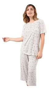 Pijama capri de algodón Della Bella, color gris con estampado floral pequeño, compuesto por una remera de manga corta con cierre de botones en el cuello y un pantalón capri con elástico en la cintura.