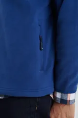 Sweater azul de polar con cuello alto y cierre parcial con cremallera.