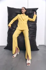 Sandalias Chérie color blanco hueso, con punta cuadrada abierta, tacón medio bloque de aproximadamente 5 cm y correa slingback ajustable con hebilla dorada.