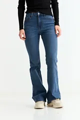 Jean de corte oxford y tiro medio, color negro, con cierre y botón frontal, y bolsillos laterales y traseros.