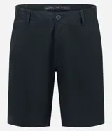 Bermuda masculina de corte slim, confeccionada en sarga de algodón. Presenta un diseño de estilo sastrero con cintura con trabillas, cierre tradicional de botón y cremallera, y bolsillos laterales.