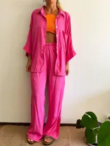 Pantalón fucsia de corte palazzo, con cintura elastizada y tajo lateral.