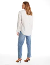 Camisa de corte clásico con estampado de rayas verticales finas, cuello con solapa, cierre frontal con botones y mangas largas con puños abotonados.