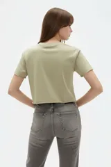 Remera cropped de algodón negra con cuello a la base, mangas cortas y estampado frontal de cerezas con la palabra "HELLO".