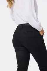 Pantalón largo de gabardina elastizada color azul marino, corte skinny, con bolsillos delanteros y traseros, y presillas para cinturón.