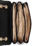 Cartera Guess modelo Noelle II de color negro, confeccionada en poliuretano con textura saffiano. Cuenta con solapa frontal con cierre magnético y detalle del logo triangular metálico en tono dorado. Posee una correa de hombro combinada de material sintético y cadena metálica dorada.